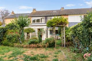 <p><b>Deze woning bezoeken op zaterdag 3 oktober tussen 10u en 13u? (enkel op afspraak)</b></p>
<p><span>Deze woning is gelegen op een perceel van ca. 215 m² in de Stokveldelaan te Sint-Michiels. Dankzij de gunstige ligging bevinden tal van voorzieningen zich op korte afstand. Zo zijn het station van Brugge, diverse scholen en winkels vlot bereikbaar. Ook verschillende belangrijke invalswegen liggen in de onmiddellijke omgeving.</span></p>
<p><span>Via de inkomhal betreed je de woning, die toegang biedt tot de lichtrijke leefruimte. Deze omvat een gezellige zit- en eetplaats, met aansluitend een veranda die uitkijkt op de tuin. De keuken sluit aan op de leefruimte. Verder bevinden zich op het gelijkvloers een gastentoilet en een praktische berging.</span></p>
<p><span>Op de eerste verdieping zijn er drie slaapkamers en een badkamer. De woning beschikt daarnaast over een zolder, bereikbaar via een uitschuifbare trap. Deze biedt extra bergruimte of de mogelijkheid om bijkomende slaapkamers in te richten.</span></p>
<p><span>Ook op praktisch vlak heeft deze woning heel wat te bieden. Zo is er een garage met oprit, wat zorgt voor extra comfort en parkeergelegenheid.</span></p>
<p><span>De woning vormt een solide basis met een functionele indeling en biedt dankzij enkele opfrissingswerken en modernisaties de mogelijkheid om helemaal naar eigen smaak te worden ingericht. Een interessante opportuniteit voor wie op zoek is naar een gezinswoning met potentieel op een centrale locatie in Sint-Michiels.</span></p>
<p><span>Volgens onze opvraging in het Maatregelenregister zijn er geen maatregelen vastgesteld voor dit kadastrale perceel.</span></p>
<p><b>Benieuwd naar de mogelijkheden van deze woning?</b></p>
<p><span>Contacteer Beau via beau@waeyler.be of 0470 54 16 27.</span></p>