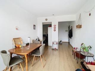 <p>Op zoek naar een instapklare studio in het bruisende centrum van Leuven? Dan is deze knusse studio aan de Brusselsestraat 178 misschien wel jouw nieuwe thuis. Deze studio ligt op wandelafstand van winkels, scholen en het openbaar vervoer, en combineert de rust van een eigen plek met de levendigheid van de stad om je heen. De indeling is compact en functioneel, precies wat je van een goede studio mag verwachten. Je vindt er een leefruimte die dienstdoet als woon- en slaapkamer ineen, aangevuld met een keuken en badkamer. De ruimtes zijn praktisch ingedeeld, zodat je meteen je eigen stempel op het interieur kan drukken. Voor het comfort is er centrale verwarming op gas met radiatoren, zodat je in de koudere maanden verzekerd bent van een aangename temperatuur. Elektriciteit wordt individueel afgerekend, terwijl water, gas en de gemeenschappelijke kosten vervat zitten in een maandelijkse provisie van 155 euro. Het pand beschikt over een EPC-label B (124 kWh/m²) wat wijst op een energiezuinige woning. De ligging is een absolute troef: winkels, scholen, sportfaciliteiten, het station en invalswegen bevinden zich allemaal in de nabije omgeving, waardoor je zowel te voet, met de fiets als met de wagen vlot overal geraakt. Ideaal voor wie graag alles binnen handbereik heeft, zonder in te boeten op de gezelligheid van een eigen plek. Wil je deze studio met eigen ogen bekijken? Neem gerust contact op met ons kantoor om een bezoek in te plannen via www.living-stone.be!</p>