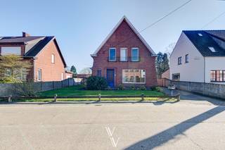 Deze charmante open bebouwing is gelegen in een aangename en mooie omgeving, op een perceel van 754 m². Dankzij de goede ligging en het mooie perceel vormt deze woning een uitstekende opportuniteit voor wie ruimte, privacy en potentieel weet te waarderen.<br /><br />De woning beschikt over een bewoonbare oppervlakte van ca. 156 m², exclusief zolder. Op het gelijkvloers bevinden zich de inkomhal, lichtrijke leefruimte, open keuken, badkamer met douche en lavabo, apart toilet en bergplaats. Onder de inkomhal bevindt zich een praktische kelderruimte en daarnaast beschikt de woning over een kruipkelder onder het overige deel van het gebouw.<br /><br />Op de eerste verdieping zijn er drie volwaardige slaapkamers en een nachthal. De zolderverdieping creëert extra potentieel, bijvoorbeeld als bijkomende bergruimte of verdere invulling naar wens.<br /><br />Zijdelings van de woning vindt u een aparte garage in het verlengde van de oprit.<br /><br />De zuidoost gerichte tuin vormt een mooie troef en biedt een aangename, zonnige buitenruimte met veel licht waar het heerlijk vertoeven is.<br /><br />De woning wordt verwarmd op gas en beschikt deels over vernieuwde PVC-ramen met dubbele beglazing en deels over houten ramen met enkele beglazing. De woning biedt een uitstekende basis om verder te optimaliseren en uit te bouwen tot een hedendaagse, energiezuinige thuis, volledig afgestemd op uw eigen woonwensen.<br /><br />Kortom, een eigendom met een sterke ligging, een mooi en ruim perceel en tal van mogelijkheden voor wie een woning wil moderniseren tot een comfortabele thuis in een fijne omgeving.<br />*Inlichtingen in aanvraag<br />*renders ter illustratie