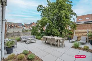 Te renoveren woning pal in het centrum van Middelkerke, vlakbij winkels, openbaar vervoer, parkeergelegenheid, het casino en de Zeedijk. De woning heeft 5 slaapkamers, een tuin en een garagebox. Indeling:*gelijkvloers:- inkomhall- woonkamer- ruimte voor keuken met extra veranda- toegang tot de tuin- ruime garage* 1e verdieping:- twee slaapkamers met mogelijkheid tot badkamer- ruime nachthall- apart toilet* 2e verdieping: - drie slaapkamers met mogelijkheid tot badkamer- ruime nachthall*kelderverdiep- ondergrondse kelderTroeven:- uiterst centrale ligging, vlak van de Zeedijk- grote en mooie ruimtes- tuin- bijhorende garagebox- vlak aan handelszaken en dichtbij invalswegen- veel mogelijkheden om hier een prachtig woning van te maken!Bent u op zoek naar een te renoveren huis te koop met veel mogelijkheden op topligging te Middelkerke? Aarzel dan niet en vraag snel uw bezoek aan!Deze AI-visualisaties zijn bedoeld als inspiratie. Er werd geen rekening gehouden met technische specificaties, stedenbouwkundige voorschriften of de concrete mogelijkheden tot realisatie.Dit pand is onderworpen aan de renovatieverplichting van de Vlaamse overheid voor residentiële gebouwen (behoudens bij sloop binnen 5 jaar na de aankoop). Consulteer voor meer informatie de website van het Vlaams Energie- en Klimaatagentschap via https://www.vlaanderen.be/een-woning-kopen/renovatieverplichting-voor-residentiele-gebouwen