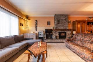 <p><strong>NIEUWE VOORWAARDEN!!!<br />Uitstekende gezinswoning met 3 ruime slaapkamers in centrum Ravels, badkamer en keuken volledig vernieuwd in 2013, buitenschrijnwerk in PVC met rolluiken, ruime tuin met toegang naar achter en een vrijstaande garage en carport op een perceel van ca. 800m² en een EPC met label C.</strong><br /><br />Gelijkvloers:<br />Een ruime inkomhal heet u een warme welkom en geeft u toegang naar de woonkamer enerzijds, en de trap naar de verdieping anderzijds. <br />De L vormige woonkamer is ruim en ingedeeld met een grote zithoek aan de straatkant en de eetkamer kort bij de keuken. Met de inbouwhaard op hout kan u in de tussenseizoenen het gezellig warm stoken, maar in de winter een perfecte bijverwarming.<br />De woonkamer geniet van een heerlijk lichtinval door de grote raampartijen. <br />Aan het terras op de achterzijde is de keuken ingericht. Deze werd volledig gerenoveerd en is voorzien van de nodige toestellen, voldoende werktablet en een gezellige ontbijthoek die op de tuin uitkijkt. Verder bevindt zich langs de keuken nog de practische bijkeuken waar wasmachine, droogkast en opbergruimte voorzien zijn.<br />De badkamer is ruim en werd ook al vernieuwd, deze is ingericht met maatwerk wastafel, douche en toilet.<br />De kelder is toegankelijk langs de keuken en biedt plaats voor extra berging en verwarming.<br /><br />Eerste verdieping:<br />Een ruime overloop met veel daglicht en ingemaakte kasten geeft toegang naar 3 ruime slaapkamers.<br />De master heeft zicht op de achtertuin en vooraan hebben we een grote en kleinere slaapkamer. Er is een apart toilet op de gang. <br /><br />Zolder:<br />De zolderverdieping is toegankelijk middels een vlizotrap.<br />Thans is de zolder ingeicht als berging, maar mits vaste trap zijn hier nog mogelijkheden tot extra woonruimte.<br /><br />Tuin en omgeving:<br />Deze eigendom heeft een heerlijke tuin op het zuid westen die toegankelijk is via een eigen toegang maar ook servitude geeft aan het achterliggend perceel.<br />De private tuin is veilig afgeschermd en geeft toegang tot private garage, parking en carport. Achteraan is het grasveld waar kinderen kunnen ravotten.<br /><br />Bijzonderheden:<br />- Centrumgelegen met eigen achterinrit en plaats<br />- Alle ramen en deuren werden reeds vernieuwd in hoogwaardig PVC<br />- Badkamer en keuken reeds gerenoveerd<br />- Grote droge kelder<br /><br /><br /></p>