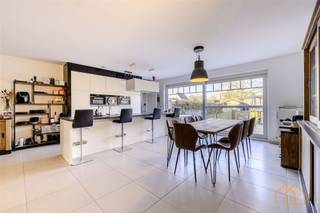 <p>Welkom in deze energiezuinige woning met uitstraling in Noorderwijk. Dit ruime pand beschikt over 5 slaapkamers, 230 m² woonoppervlak en situeert zich op een perceel van 448 m².<br /> </p><p>De open leefruimte is een echte parel. Het interieur kenmerkt zich door hoge plafonds, veel natuurlicht en een frisse, uitstraling. De hedendaagse keuken met kookeiland, zwart werkblad en ingebouwde top-apparatuur leent zich voor gezellige gezinsmomenten, of een snelle snack. Het sas tussen keuken, garage en achterdeur fungeert als wasplaats/berging. Vooraan is een bureau/slaapkamer voorzien.</p><br /><p>Op de eerste verdieping vind je 3 slaapkamers, een dressing en een ruime badkamer met bad en meubel. Het toilet is apart.</p><br /><p>De tweede verdieping met dakkapel, is bereikbaar met een vaste trap. Er liggen 2 slaapkamers en een zolder.</p><br /><p>Het pand beschikt over een functionele garage en parkeerruimte op de oprit.</p><br /><p>Achter de achtertuin ligt een pleintje; geen achterburen en nagenoeg geen inkijk. Via het poortje kan je met de fiets veilig op pad.</p><br /><p><strong>Belangrijke puntjes: </strong></p><ul><li>EPC A - 63</li><li>Regenput 5000L</li><li>Airco (warmtepomp) in leefruimte</li><li>Zonnepanelen</li><li>Thuisbatterij 10kWh</li><li>Ventilatiesysteem D</li><li>Keuken met stoomoven, vaatwasser en eiland</li><li>Inpandige garage</li><li>Kruipkelder onder de ganse woning </li></ul><br /><p><strong>Jouw Nxxt Step</strong></p><p>Heb je plannen om jouw woning te verkopen? Tijdens een bezoek bekijken we de mogelijkheden, en koppelen die aan jouw wensen. Samen maken we van jouw vastgoeddroom een Succesvolle Nxxt Step!</p>