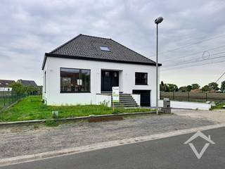Deze alleenstaande statige woning bevind zich in een groene en landelijke omgeving te Veldegem <br /><br />Het gelijkvloers bestaat uit een ruime inkomhall waarin het toilet zich bevindt, leefruimte met open eet- en keukengedeelte en aansluitend een bergruimte. <br /><br />Op het eerste verdiep bevinden zich 2 ruime slaapkamers die elk toegang hebben tot een gedeelde badkamer. Een afzonderlijk toilet treft u aan in de nachthall. Er is een mogelijkheid om de zolder in te richten met extra slaapkamers. <br /><br />De garage is ondergebracht in de kelder, alsook de technische ruimte, wasplaats en bergruimte. <br /><br />EPC is van voor het plaatsen van de nieuwe beglazing en de crepi. <br />De binnenkant van de woning moet nog verder afgewerkt worden door de koper, die dan zijn eigen stijl en smaak kan geven aan deze woning. <br /><br />Onderstaande zaken werden reeds uitgevoerd door de verkopers: <br />- de buitenkant werd volledig inorde gezet: crepi, nieuwe ramen, deuren, garagepoort, nieuwe betonnen trap van terras naar de tuin.<br />- isolatie van het dak<br />- de vergunde plannen zijn aanwezig<br />- aanwezigheid regenwaterput<br /><br />De renders zijn gebaseerd op de plannen van de architect en geven u een idee hoe deze woning er kan uitzien na afwerking.