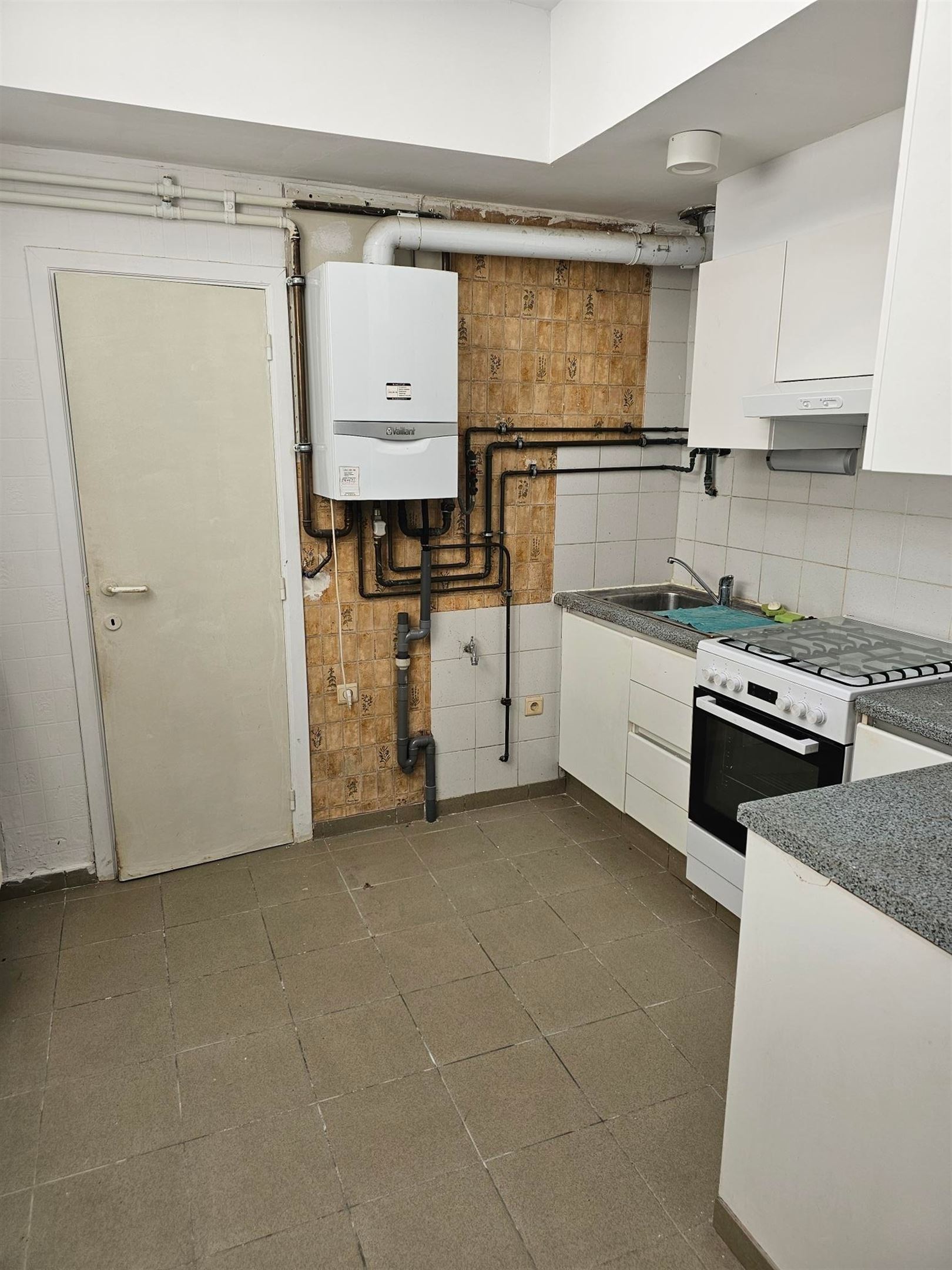 Centraal gelegen, op te frissen rijwoning met 4 slaapkamers. - foto 5
