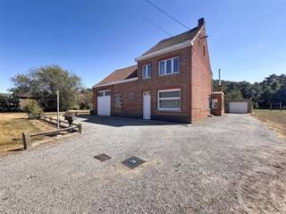 <p>Achterin gelegen landelijke woning met veel potentieel op een perceel van 78 are 61!</p><p>Op het gelijkvloers is er een living met aansluitend een eetkamer, een keuken, een badkamer, een berging een garage met naastliggende stockageplaats. Op de 1ste verdieping zijn er 2 grote slaapkamers.<br />Er zijn ook nog 2 grote zolders die kunnen omgevormd worden tot leefruimte en een stockagekelder.</p><p>Buiten is er een aparte garage en een extra bijgebouw.</p><p>Rondom de woning is er veel ruimte, met vooraan een groot stuk voor een voortuin met oprit en achteraan is er een tuin met prachtig zicht op het bos.</p><p>Ideaal voor dierenliefhebbers!</p><p>EPC: 1112 kWh/m² UC: 20251020-0003714026-RES-1<br />Renovatieverplichting!</p><p>Wens je een gratis schatting? Vergeet dan zeker geen contact met ons op te nemen!</p><p>Wil jij meer informatie over deze woning? Bel ons dan op 016 90 10 21 of mail naar info@future-home.be.</p><p>Woongebied en agrarisch gebied, Geen Vergunning, Geen Verkavelingsvergunning, Geen Dagvaarding, Voorkooprecht</p>