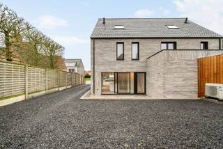 - Instapklare woning in de Oostrozebeeksestraat 50 in Wielsbeke<br />- Lichtrijke leefruimte met open keuken<br />- Handige berging<br />- Terras en privé-staanplaats<br />- 3 slaapkamers<br />- Grote zolder met vaste trap (mogelijkheid 4de slaapkamer)<br />- Badkamer met inloopdouche en wastafelmeubel<br />- 2 toiletten<br />- Vloerverwarming en warmtepomp/airco<br />- Zonnepanelen<br />- Regenwaterput van 10.000 liter<br />- Bijna-energie-neutraal<br />- Richtprijs: € 369.000, aan 6% btw!