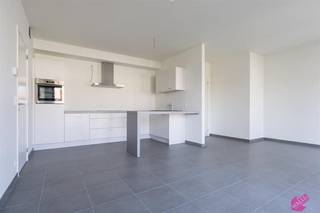 Prachtig nieuwbouwappartement met twee slaapkamers en terras op zeer gunstige ligging binnen de Singel, nabij het stadscentrum met openbaar vervoer en winkels voor de deur! <br /><br />Indeling: <br />inkomhal met apart toilet, ruime leefruimte met open volledig ingerichte keuken (voorzien van alle toestellen), terras van 7m² aan de straatzijde, hal met berging (wasplaats), twee slaapkamers (13 en 9m²), ruime badkamer voorzien van zowel ligbad en douche, toilet en dubbel lavabomeubel. <br /><br />Bijzonderheden:<br />Luxueuze afwerking. Mooie tegelvloer in alle ruimtes. <br />Alle verbruik met individuele meters. <br />1e verdieping met lift. <br />Maandelijkse kosten 80 euro (lift, elektriciteit en onderhoud gemene delen).