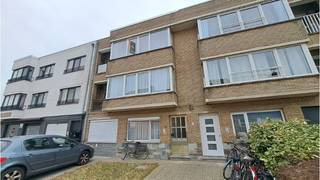 <strong>Comfortabel 2-slaapkamerappartement</strong> met <strong>BALKONTERRAS </strong>op een interessante en centrale ligging te <strong>Assebroek</strong>, dichtbij het station, de ring en het centrum van <strong>Brugge</strong>. <br />+ HR-glas!<br />+ Geen syndic! <br />+ Energielabel C!<br />+ Eigentijdse afwerking / inrichting!<br />+ Uitstekende mobiscore 9,1 op 10!<br /> <br />Omvat een ruime inkom, ruime en lichtrijke leefruimte, ingerichte keuken met aanpalend terras, berging / wasplaats, 2 ruime slaapkamers ( waarvan 1 met terras ), ruime dressing, badkamer met douche en een ruime private kelderberging voorzien van verlichting en elektriciteit. <br />Kosten: + 60 euro / maand voorschot verwarming + algemene delen.<br />#leukwonen #assebroek #brugge<br /><br />Beschikbaar 15 mei 2026