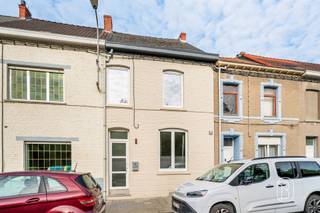 <p>Prachtige, smaakvol gerenoveerde woning die comfort, ruimte en potentieel biedt, gelegen in een rustige omgeving in Lessines.</p><p>Meteen bij binnenkomst zult u onder de indruk zijn van de mooie afwerking en de ruime indeling. Op de begane grond vindt u een moderne, volledig uitgeruste keuken, een wasruimte/technische ruimte, een apart toilet en een ruime woonkamer die uitkomt op het terras en de tuin.<br />Op de verdieping beschikt het huis over 2 mooie slaapkamers en een volledig gerenoveerde badkamer met douche en bad. De zolder van ±45 m², die al is voorzien van aansluitingen voor verwarming, sanitair en elektriciteit, biedt uitstekende mogelijkheden om extra slaapkamers te creëren.<br />Buiten kunt u genieten van een terras en een mooie tuin, ideaal voor zonnige dagen.</p><p>Technische gegevens: EPC C, elektriciteit conform de voorschriften, recente condensatieketel, energiezuinige PVC-ramen met dubbele beglazing, versterkte isolatie.</p><p>Een instapklare, gezellige en perfect onderhouden woning, ideaal voor wie gewoon zijn koffers wil neerzetten.<br />Wilt u de woning bezichtigen? Neem dan contact met ons op via: lena@immobeguin.be</p>