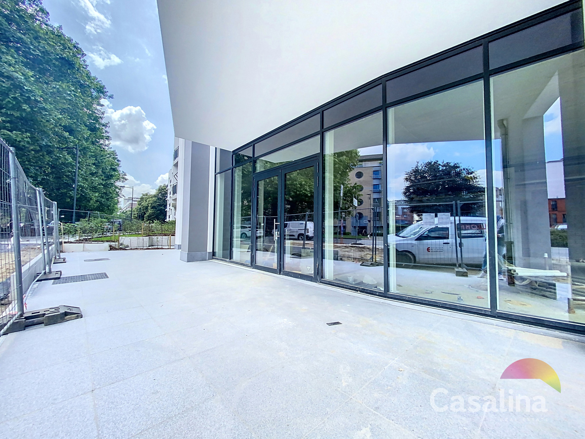 Handelsgelijkvloers te huur in een nieuwbouwproject - foto 3