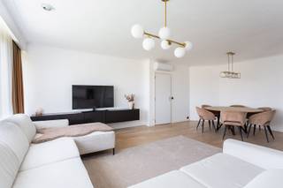 Gelegen op een centrale en aangename locatie, bevindt dit appartement zich op de 7de verdieping van een residentieel appartementsgebouw. Dankzij de ligging zijn winkels, openbaar vervoer en diverse voorzieningen vlot bereikbaar. Het appartement is momenteel verhuurd, wat het ook interessant maakt als investering.<br />Het appartement werd mooi gerenoveerd en beschikt over een ruime, open leefruimte op parket. Aansluitend bevindt zich de moderne keuken, afgewerkt met een tegelvloer en voorzien van de nodige toestellen en kasten. Vanuit de keuken heeft u rechtstreeks toegang tot het terras. De ruime inkomhal is eveneens voorzien van een tegelvloer en beschikt over een apart toilet. Vanuit de hal is er toegang tot de nachthal en de drie slaapkamers. Er zijn 3 slaapkamers, waarvan twee ruime slaapkamers. Beide slaapkamers bieden toegang tot het tweede terras. De derde kamer is momenteel ingericht als bureauruimte en beschikt over ingemaakte kasten. De grootste slaapkamer beschikt over ingemaakte kasten. Het volledige appartement is voorzien van airconditioning, zowel in de leefruimte als in de slaapkamers, wat zorgt voor extra comfort gedurende het hele jaar. De badkamer is nog niet gerenoveerd en is uitgerust met een ligbad, lavabo, lavabomeubel en toilet.<br />Bij het appartement horen bovendien twee kelderbergingen, ideaal voor extra opslagruimte. Een garagebox is optioneel mee aan te kopen voor € 35.000.<br />Verplichte vermeldingen: <br />EPC: 140 kWh/m²<br />P&G - Score : A