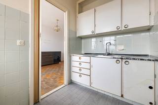 <p><strong>KOEKELBERG,</strong> studio met terras en mooi potentieel</p>
<p>Ontdek in Koekelberg deze studio van ±36 m², gelegen op de 7e verdieping van een gebouw uit 1970. De studio dient volledig gerenoveerd te worden en biedt een mooie opportuniteit om een interieur volledig naar eigen smaak te creëren of als eerste investering.</p>
<p>De leefruimte van ±22 m² geniet van aangenaam natuurlijk licht en beschikt over parket. Dankzij de indeling kan er eenvoudig zowel een zithoek als een slaapgedeelte worden ingericht. De leefruimte geeft toegang tot een terras van ±6 m², oostgericht en ideaal om van de ochtendzon te genieten.</p>
<p>Verder beschikt de studio over een aparte keuken van ±4,4 m², een badkamer en een inkomhal met vestiaire.</p>
<p>Een pand met mooi renovatiepotentieel, ideaal als eerste aankoop of als investering.</p>
<p>EPC: D+</p>
<p>7e verdieping:</p>
<p>• Inkomhal</p>
<p>• Vestiaire</p>
<p>• Leefruimte van ±22 m² met parket en slaapgedeelte</p>
<p>• Oostgericht terras van ±6 m²</p>
<p>• Keuken van ±4,4 m²</p>
<p>• Badkamer met bad, wastafel en toilet<br /><br />LASTEN: € 260 (gemeenschappelijke kosten, provisies voor verwarming en water) + € 10 algemeen reservefonds</p>