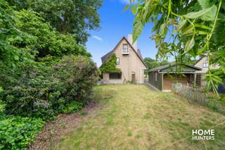 Deze charmante villa is een unieke kans voor wie op zoek is naar extra ruimte in een rustige, maar goed gelegen buurt. De woning biedt tal van mogelijkheden voor renovatie en inrichting naar eigen smaak.<br /><br />Ligging<br />Gelegen in een groene, residentiële omgeving en toch op korte afstand van winkels, restaurants en scholen. Het station bevindt zich op slechts 15 minuten wandelafstand. Een ideale locatie voor wie rust zoekt zonder in te boeten op bereikbaarheid.<br /><br />Indeling<br />Op het gelijkvloers vinden we een ruime inkomhal met apart toilet, een lichtrijke woonkamer en een keuken met bijkeuken. De voormalige garage werd omgevormd tot een volwaardige slaapkamer met inloopdouche en toilet — ideaal als zorgunit of gastenkamer.<br /><br />Via een eiken trap bereiken we de eerste verdieping, waar vier slaapkamers werden ingericht met scheidingswanden in fermacell. Een beukentrap leidt ons verder naar de zolder, die nog extra mogelijkheden biedt.<br /><br />De woning beschikt over een droge, ruime kelder waar de condensatieketel op gas (vernieuwd in 2020) is ondergebracht.<br /><br />Troeven<br /><br />*Elektriciteit, sanitair en radiatoren volledig vernieuwd in 2000<br /><br />*Condensatieketel op gas vernieuwd in 2020<br /><br />*Gunstig EPC: C (252 kWh/m²)<br /><br />*G-score: A – P-score: A<br /><br />*Rustige ligging met alle voorzieningen vlakbij<br /><br />*Mogelijkheid tot B&amp;B<br /><br />Kortom, deze woning biedt een zeldzame combinatie van ruimte, locatie en potentieel — een ideale opportuniteit voor wie op zoek is naar een project om zijn of haar woondromen waar te maken.<br />Voor meer informatie of een plaatsbezoek contacteer Home Hunters via hallo@homehunters.be of op het nummer 057/377.477