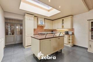 <strong>Het bezoekmoment gaat door op zaterdag 11 april 2026 (enkel op afspraak).</strong><br /><br />Deze instapklare woning, gelegen op een perceel van 244 m², geniet van een uitstekende en vlot bereikbare locatie in Roeselare. In de directe omgeving vind je diverse winkels, bakkers, slagers, horeca, openbaar vervoer, sportfaciliteiten en scholen, wat zorgt voor veel comfort en gemak.<br /><br />Bij het betreden van de woning kom je in de inkomhal, die toegang biedt tot een berging/wasplaats, een apart toilet en een badkamer met ligbad en lavabomeubel, voorzien van aansluiting voor een inloopdouche. Verder leidt de inkomhal naar een lichtrijke en gezellige woon- en eetruimte met open keuken. Vanuit de woonkamer geniet je van een mooi uitzicht op de verzorgde tuin met tuinhuis.<br /><br />Op de eerste verdieping geeft de nachthal toegang tot twee ruime slaapkamers. Via een vaste trap bereik je de tweede verdieping, waar zich nog een extra zolderkamer bevindt.<br /><br />De woning beschikt over een oprit voor twee wagens, conforme elektriciteit, EPC-label C en een zongerichte tuin.<br /><br /><strong>Ook wild geworden van deze thuis?<br />Twijfel niet langer en leg vandaag nog uw bezoek vast!</strong>