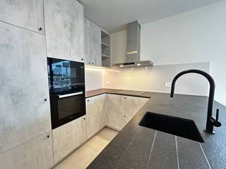 Aangenaam appartement op de eerste verdieping van residentie M-one, gelegen op een TOPLOCATIE in Zedelgem. Indeling als volgt: Inkomhal met gastentoilet, lichtrijke en ruime leefruimte met zit-en eethoek, open geïnstalleerde keuken met aansluitende berging, 2 slaapkamers en een badkamer met douche en lavabomeubel. De afwerking is van een uitstekende kwaliteit met duurzame materialen. Bovendien biedt dit appartement een aangenaam, ruim zongericht terras (33 m²). In de huurprijs zit een garagebox inbegrepen van 39 m².<br />Met vloerverwarming en een warmtepomp aanwezig, geniet u bovendien van optimaal comfort en energie-efficiëntie. Gemeenschappelijke kost van €75/maand.<br /><br />Beschikbaar op 15/11/2025. Balustrade op het terras wordt nog in november geplaatst.<br /><br />Voor verdere informatie contacteer Michiel op het nummer 0473 25 55 33.