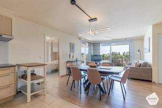 Dit <strong>lichtrijke</strong> <strong>hoekappartement</strong> bevindt zich op de vierde verdieping van de residentie Apollo X te Nieuwpoort-Bad.<br />Dankzij de <strong>uitstekende</strong> <strong>ligging</strong> heeft u hier zowel een <strong>mooi</strong> <strong>zicht</strong> op het Nieuwlandplein als een lateraal zeezicht.<br /><br />De indeling is als volgt:
<ul>
	<li>Inkomhal met <strong>vestiaire</strong>;</li>
	<li><strong>Zeer lichtrijke leefruimte met grote raampartijen</strong>;</li>
	<li>Open, volledig ingerichte keuken met <strong>vernieuwde</strong> <strong>toestellen</strong>;</li>
	<li>Groot, <strong>zuidgericht hoekterras met zicht </strong>op het mooi opgefriste Nieuwlandplein;</li>
	<li>Slaapkamer 1 met dubbel bed, <strong>maatkasten</strong> en toegang tot het terras;</li>
	<li>Slaapkamer 2 met dubbel bed, maatkasten en toegang tot het tweede terras;</li>
	<li><strong>Tweede</strong> <strong>terras</strong> met <strong>zijdelings</strong> <strong>zeezicht</strong>;</li>
	<li>Apart toilet;</li>
	<li>Berging met aansluiting voor wasmachine;</li>
	<li>Badkamer met dubbele wastafel en douche in bad.</li>
</ul>
<br />Extra troeven:
<ul>
	<li>Kelderberging <strong>inbegrepen</strong> bij aankoop;</li>
	<li>Volledig gemeubileerd en bijgevolg instapklaar;</li>
	<li>Nieuwe boiler en gloednieuwe elektrische verwarming;</li>
	<li>Elektrische keuring is <strong>conform</strong> <strong>de</strong> <strong>bestaande</strong> <strong>wetgeving.</strong></li>
</ul>
<br />Benieuwd? Aarzel niet en contacteer ons voor een bezoek ter plaatse