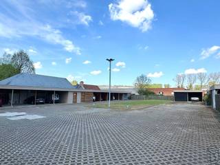 BOVENGRONDSE AUTOSTAANPLAATS, gelegen op een rustige en veilige locatie te INGELMUNSTER! Info: info@immobeguin.be