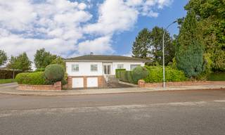 <p>Zeer ruime bungalow met 5 slaapkamers, grote tuin en dubbele garage te Zellik (Asse).</p><p>In een rustige, residentiële wijk bevindt zich deze ruime bungalowwoning met maar liefst vijf slaapkamers, een dubbele garage en tal van praktische bergruimtes. Dankzij de functionele indeling, de mooie leefruimte met groot terras en het ruime perceel van 12a 25ca biedt deze woning heel wat mogelijkheden voor wie op zoek is naar een ruime gezinswoning.</p><p>Bij het betreden van de woning kom je in een ruime inkomhal die toegang biedt enerzijds de nachthall met meerdere kamers, alsook een bureel vooraan en de leefruimte met aparte keuken.</p><p>De L-vormige leefruimte biedt voldoende plaats voor een zit- en eethoek en geniet van een mooi zicht op de tuin, met rechtstreekse toegang tot het terras. Aansluitend bevindt zich de aparte keuken.</p><p>Verder beschikt de woning over vijf slaapkamers met elk een washoek, een badkamer, een apart toilet en een afzonderlijke bureauruimte, vooraan bij de inkom.</p><p>Deze indeling is bijzonder geschikt voor grotere gezinnen en biedt ruimte voor een eigen werkplek, hobbykamer of andere functies.</p><p>De eigendom is gelegen op een perceel van 1.225 m², met een grote tuin en terras, waar het aangenaam vertoeven is, de woonst is rondom voorzien van leuke en speelse beplanting wat zorgt voor discretie en een veilige speelomgeving.</p><p>Ook op het vlak van bergruimte is er geen gebrek. De woning is volledig onderkelderd en beschikt over meerdere praktische bergruimtes en een dubbele garage. Daarnaast is er een ruime stockagezolder, bereikbaar via een uittrekbare trap, die nog extra opbergmogelijkheden biedt.</p><p>De ligging is een pluspunt. Winkels, scholen, openbaar vervoer en invalswegen bevinden zich in de nabijheid.</p><p>Hoewel renovatiewerken nodig zijn, biedt deze ruime bungalow heel wat potentieel om er een thuis naar eigen smaak van te maken</p><p>Wenst u deze eigendom te bezichtigen? Maak eenvoudig een afspraak via de website van Living Stone of via 02 466 05 75.</p>