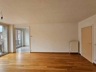Appartement op tweede verdieping bestaande uit: inkomhal, leefruimte met open keuken, ruime berging, slaapkamer met aansluitend badkamer met bad en extra toilet, tweede slaapkamer met kleine douchekamer, gastentoilet. Slaapkamers en keuien volledig vernieuwd in 2025. EPC-label B. Kelderberging inbegrepen. Indien gewenst kan er parkeergarage bij gehuurd worden.