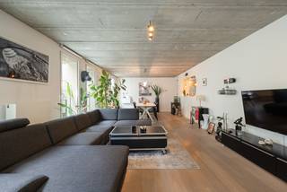 Bekijk alvast de videotour, het gunstige EPC en grondplan via de wellimmo-site ('documenten')<br /><br />Ontdek dit aangename en energiezuinige appartement (EPC A) in de Lange Beeldekenstraat 3 te Antwerpen. Een centrale locatie op wandelafstand van het Centraal Station, met in de buurt gezellige horecazaken en winkels.<br /><br />Het appartement bevindt zich op de eerste verdieping van een recent gebouw (2013), met slechts één appartement per verdieping en is bereikbaar via de lift. Binnen geniet je van een ruime leefruimte met open keuken, warme parketvloeren en stoere betonnen plafonds — een hedendaagse, brutalistische sfeer met karakter.<br /><br />Indeling:<br />• Lichte leefruimte met volledig ingerichte open keuken<br />• Aangenaam terras (10 m²) aan de voorzijde<br />• Momenteel 2 slaapkamers, eenvoudig terug te brengen naar 3 slaapkamers zoals origineel voorzien<br />• Badkamer met inloopdouche en lavabo<br />• Apart toilet<br />• Airco voorzien<br />• Technische berging<br />• Fietsenstalling voorzien op het gelijkvloers<br /><br />Troeven:<br />• EPC-label A – zeer energiezuinig<br />• Optionele autostaanplaats (€30.000) van dezelfde eigenaar in de Van Schoonhovenstraat<br />• Kadastraal inkomen: €1.217<br /><br />Een comfortabel appartement met buitenruimte, in centrum Antwerpen. De maandelijkse lasten bedragen 135€<br /><br />Meer weten? Contacteer ons voor een bezoek via 03/225 00 68 of info@wellimmo.net<br /><br /> 