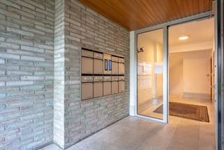 Comfortabel gelijkvloers appartement met 3 slaapkamers, tuin en garage. Dit uitstekend gelegen eigendom heeft volgende indeling; - een ruime...