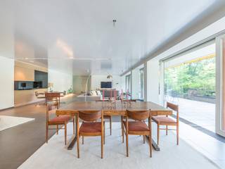 In het hart van een bebost landgoed van 1 hectare groot ligt dit prachtige, lichte appartement van 347 m² met prachtig uitzicht over het privépark...