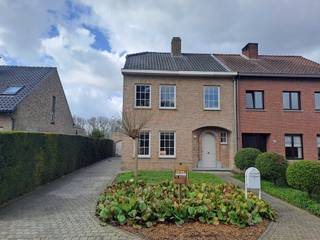 Lichtrijke en instapklare halfopen bebouwing op een toplocatie.Bent u op zoek naar een perfect onderhouden woning waar rust, licht en comfort...