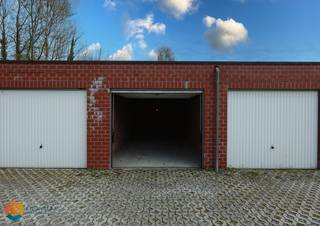 Op een goede locatie nabij het station van Nekkerspoel bevindt zich deze afgesloten garagebox. <br />De garage meet aan de binnenkant 2,96m x 6,07. Er is geen elektriciteit aanwezig.<br /><br />Contacteer ons voor meer informatie op 0480/66 14 77 of neem een kijkje op www.boonstravastgoed.be .