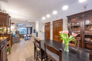 <p><span>Uiterst verzorgde woning van architect Renaat Braem. Woonstraat. Grote tuin. Garagegebouw optioneel.</span></p><p><span> </span></p><p><span>Indeling:</span></p><p><span>Deze woning maakt deel uit van de "Nationale Werf Borgerhout" (30 woningen en 2 appartementsgebouwen), gebouwd in 1948/'49, in het kader van de wederopbouw na de oorlogsjaren.</span></p><p><span>In de hall een gastentoilet. Riante woonkamer met zicht op de tuin. De leefkeuken biedt alle comfort en leidt naar het overdekte terras en de tuin. Achteraan het perceel een toegangsdeur naar een grote garage (optioneel). </span></p><p><span>In de buitenmaatse kelder is er wasgelegenheid en veel berging.</span></p><p><span>Op de verdieping zijn er twee grote slaapkamer en een kleine kamer/bureau. Verder een berging en een grote badkamer met bad en douche.</span></p><p><span> </span></p><p><span>Extra info:</span></p><p><span>- EPC: 296 kWh/(m² jaar).                                      - De elektriciteit is niet conform.</span></p><p><span>- Het dak werd in 2015 vernieuwd (isolatie: 10 cm)   - Ramen dubbel (wat oudere generatie)</span></p><p><span>- C.V. condensatiebrander.</span></p><p><span>Ten laatste: optioneel grotere garage/werkplaats te koop à € 52.000.</span></p><p><span> </span></p>