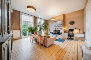 Forest - Au deuxième étage d'une superbe maison située sur la très prisée Avenue Albert, à deux pas de toutes les commodités, des transports en communs et à proximité des quartiers Altitude 100, Vanderkindere ou Brugmann. We Invest vous propose ce magnifique appartement 2 chambres, composé comme suit : hall d'entrée, grand et lumineux séjour donnant accès au balcon, salle à manger avec cuisine ouverte super équipée, deux belles chambres, salle de bain avec double vasque et WC, buanderie et cave. Belle hauteur sous plafond. Double vitrage partout. PEB : E+. Petite copropriété bien entretenue. Libre à l'acte. A visiter sans plus tarder ! 02 217 22 91