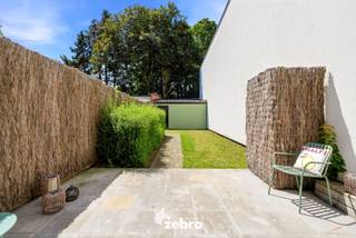 Exclusief gerenoveerde woning met kwalitatieve materialen gelegen op een vlot bereikbare locatie, dichtbij winkels, scholen, openbaar vervoer en belangrijke invalswegen.<br /><br />TROEVEN:
<ul>
	<li>Hoogwaardige totaalrenovatie</li>
	<li>160 m² bewoonbare oppervlakte</li>
	<li>4 grote slaapkamers</li>
	<li>Warmtepomp, airco units en zonnepanelen</li>
	<li>Garage met uitweg én codeklavier</li>
	<li>EPC-Label A (E50)</li>
	<li>Aankoop onder 2% registratierechten (enige en eigen woning)</li>
</ul>
<br />Bij het betreden van de woning komt u terecht in de inkomhal met gastentoilet. Verder bevindt zich de lichtrijke leefruimte die naadloos aansluit op de volledig uitgeruste keuken, voorzien van alle hedendaagse comfort.<br /><br />Op de eerste verdieping vindt u de nachthal, twee volwaardige slaapkamers en een moderne badkamer uitgerust met een dubbele lavabo en een ruime inloopdouche. Daarnaast is er op deze verdieping een apart toilet aanwezig.<br /><br />De tweede verdieping beschikt over nog twee ruime slaapkamers, waardoor deze woning perfect geschikt is voor een gezin of voor wie extra ruimte wenst voor een bureau of hobbykamer.<br /><br />Buiten geniet u van een volledig omheinde, onderhoudsvriendelijke tuin met een zonnige zuidwestoriëntatie en een gezellig terras waar het heerlijk vertoeven is.<br />Bovendien beschikt de woning over een garage.<br /><br />Garage bij aan te kopen: €30.000.<br /><br />Grondplannen en postinterventiedossier ook beschikbaar.<br /><br /><strong>Ook wild geworden van deze thuis?<br />Twijfel dan niet langer en leg vandaag nog uw bezoek vast!</strong>