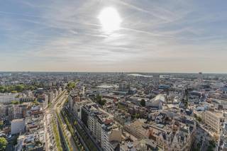 Eén van de iconische gebouwen die de skyline van Antwerpen vormen.Wonen in het centrum van de Stad, aan het vernieuwde operaplein, op de kroon van de...