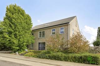 <p><span>In Hoeleden (Kortenaken) treffen we deze stijlvolle en energiezuinige woning aan, gelegen op een perceel van maar liefst 26a 25ca. Dankzij de rustige ligging geniet je hier van groen en privacy, terwijl de nodige voorzieningen in de buurt gelegen zijn. Een kleuter- en basisschool vinden we praktisch aan de overkant van de weg. De centra van Kortenaken, Glabbeek en Tienen zijn gemakkelijk te bereiken. </span></p><p><span>De oprit van de E314 ligt op 10km, deze van de E40 op 12km. </span></p><p><span> </span></p><p><span>De woning werd gebouwd in 2008 en vormt de perfecte mogelijkheid tot gebruik als kangoeroewoning. Met een bewoonbare oppervlakte van maar liefst 300m² biedt deze woning bijzonder veel ruimte en indelingsmogelijkheden. </span></p><p><span> </span></p><p><span>Een mooi EPC-label A is bekomen door de aanwezigheid van een zonnepaneleninstallatie van 7250 Wp (uit 2018), een nieuwe gasketel van 2017, een airco-installatie (verwarmen en koelen) en een ventilatiesysteem type D. Deze energiezuinige woning is dus volledig klaar voor de toekomst. </span></p><p><span> </span></p><p><span>Gelijkvloers betreden we de woning via de inkomhal vanwaar de achterhal kan bereikt worden alsook de woonkamer. Deze heeft een aangename lichtinval dankzij de grote ramen. Via de woonkamer en de keuken hebben we toegang tot de veranda. Van hieruit is er een prachtig zicht op het terras en de tuin. De keuken is volledig ingericht met alle nodige toestellen. Het slaapgedeelte op dit verdiep omvat een ruime badkamer, een slaapkamer en een apart bureau/slaapkamer. </span></p><p><span>Via de trap vooraan komen we op het eerste verdiep, deze is eveneens voorzien van een ruime leefruimte met open keuken, dewelke tevens toegang geeft tot het terras. Ook dit verdiep is voorzien van een wasruimte/badkamer, een slaapkamer en een bijkeuken/stockageruimte. </span></p><p><span>Het zolderverdiep is ingericht met 2 slaapkamers en een ruime badkamer met ligbad.</span></p><p><span> </span></p><p><span>Een oase van rust vinden we terug in de tuin. Hier is er meer dan voldoende ruimte voor de kinderen om te ravotten of om klein tot middelgrote dieren te houden.</span></p><p><span>Een carport en tuinhuisje maken het plaatje compleet.</span></p><p><span> </span></p><p><span>Comfort & technieken</span></p><p><span>- 25 zonnepanelen</span></p><p><span>- ventilatiesysteem type D</span></p><p><span>- airconditioning</span></p><p><span>- elektriciteit conform</span></p><p><span> </span></p><p><span>Pluspunten</span></p><p><span>- energiezuinig</span></p><p><span>- 5 slaapkamers & 3 badkamers</span></p><p><span>- royale tuin en verschillende terrassen</span></p><p><span>- flexibele indeling, geschikt voor grote gezinnen of gecombineerd gebruik</span></p><p><span> </span></p><p><span>De vermelde bewoonbare oppervlakte is de netto-oppervlakte van de woning met uitzondering van de bijgebouwen.</span></p><p><span>Stedenbouwkundige inlichtingen in aanvraag.</span></p><p><span> </span></p><p><span> </span></p>