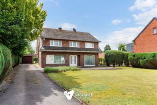 <p><span>Instapklare, centraal gelegen woning op ruim perceel met zwembad</span></p><p><span> </span></p><p><span>Belangrijkste troeven:</span></p><p><span>- Centrale ligging: rustig gelegen en op wandelafstand van school, winkels...</span></p><p><span>- Reeds vernieuwd: keuken, isolatie spouwmuur, warmtepomp zwembad</span></p><p><span>- Instapklaar met mooie ruimtes</span></p><p><span>- Ruim perceel met zuidelijke oriëntatie</span></p><p><span>- Tuin met garage, tuinberging, tuinhuis en zwembad</span></p><p><span>- Voorzien van kelder en zolder</span></p><p><span> </span></p><p><span>Bekijk zeker ook onze grondplannen met de afmetingen. Zo krijgt u van thuis uit al een perfect beeld van wat deze woning te bieden heeft!</span></p><p><span>Wenst u meer info of een vrijblijvende bezichtiging, contacteer dan ons kantoor op het nummer 014 39 99 99 en wij helpen u graag verder.</span></p>
