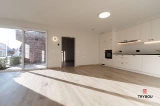 In het charmante centrum van Reninge bevindt zich deze moderne, volledig instapklare woning waar comfort, veiligheid en energiezuinigheid hand in...