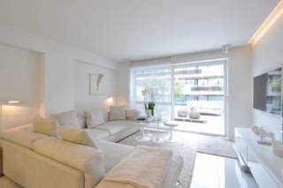 <p>Magnifique penthouse avec grande terrasse, située sur la Kustlaan, à deux pas du Lichttorenplein.</p>
<p>Cet appartement dégage une atmosphère apaisante et unique grâce à l'utilisation de matériaux de qualité, de tons blancs doux et d'une décoration élégante.</p>
<p>Composition : Hall d'entrée spacieux avec toilettes invités et vestiaire. Le salon chaleureux, décoré avec goût, s'ouvre sur une magnifique terrasse spacieuse. Le coin repas est parfaitement relié à la cuisine ouverte, équipée de tout le confort moderne, avec un accès à un petit balcon.</p>
<p>L'appartement dispose de deux chambres confortables. La chambre principale est particulièrement lumineuse et ensoleillée, avec une terrasse privée offrant une vue dégagée. La deuxième chambre est équipée d'un lit double escamotable et d'un coin bureau. La salle de douche luxueuse comprend un lavabo et une douche à l'italienne.</p>
<p>Il est possible d'acquérir une place de parking dans la résidence pour 95.000 €.</p>