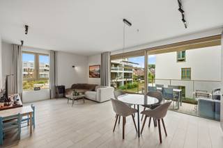 Dit lichtrijke appartement bevindt zich op de eerste verdieping van Residentie Roots. Het werd opgeleverd in 2022 en afgewerkt met hoogwaardige materialen. Dankzij de centrale ligging bevinden winkels, het station, sport- en ontspanningsmogelijkheden zich op wandelafstand, waardoor u geniet van een uitstekende bereikbaarheid.<br /><br />Het appartement biedt een aangename leefruimte met open keuken, een slaapkamer die eenvoudig kan worden opgesplitst in twee kamers, een stijlvolle badkamer met dubbele lavabo en inloopdouche, een aparte wasruimte en een extra gastentoilet. Vanuit de leefruimte heb je bovendien toegang tot het zuidgerichte terras. <br /><br />Dankzij het EPC-label A geniet u van energiezuinig wooncomfort. Bij het appartement horen bovendien twee ondergrondse autostaanplaatsen en een ruime kelderberging. Daarnaast beschikt de residentie over een gemeenschappelijke fietsenstalling, een centrale waterverzachter en een gemeenschappelijk afvalsysteem, zodat u zich geen zorgen hoeft te maken over de afvalophaling. <br /><br />Het appartement is beschikbaar twee weken na het verlijden van de authentieke akte. <br /><br />Schrijf je in voor onze bezoekdag op vrijdag 07/08 of zaterdag 08/08 via www.polares.eu of neem contact op via marijke@polares.eu voor meer info!