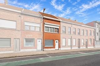 <strong>Instapklare en energiezuinige gezinswoning met 3 slaapkamers, garage en zonnige stadstuin nabij het centrum van Menen</strong><br /><br />Bent u op zoek naar een instapklare gezinswoning waar u zonder renovatiewerken meteen uw intrek kunt nemen?<br />Dan is deze verzorgde woning met 3 volwaardige slaapkamers, garage, energiezuinig EPC-label C en een gunstige ligging nabij het centrum van Menen beslist een bezoek waard.<br /><br />Bij het betreden van de woning komt u terecht in een verzorgde inkomhal met een apart gastentoilet. De ruime en lichtrijke leefruimte, bestaande uit een gezellige zithoek en eetplaats, vormt het hart van de woning en biedt alle comfort voor het dagelijkse gezinsleven. Verder beschikt de woning over een droge en functionele kelder, een praktische tussenruimte met wasplaats en een volledig geïnstalleerde hoekkeuken.<br /><br />Aansluitend geniet u van een recent aangelegd terras en een onderhoudsvriendelijke stadstuin waar u in alle rust en privacy kunt ontspannen.<br />Achteraan bevindt zich bovendien een handig tuinhuis voor extra bergruimte.<br /><br />Op de eerste verdieping bevinden zich de nachthal, twee volwaardige slaapkamers en een verzorgde badkamer uitgerust met een nieuwe douche, ligbad, enkele wastafel en toilet.<br />Via een vaste trap bereikt u de tweede verdieping, waar zich een derde volwaardige slaapkamer bevindt.<br /><br /><strong>Een absolute meerwaarde is de garage</strong>, gelegen schuin tegenover de woning, waardoor u steeds over een veilige parkeerplaats of extra opslagruimte beschikt.<br /><br />Dankzij het energiezuinige EPC-label C, de verzorgde staat van onderhoud en de afwezigheid van onmiddellijke renovatieverplichtingen is deze woning bijzonder geschikt voor wie comfortabel en zorgeloos wil wonen.<br /><br />De ligging vormt een extra troef. De woning bevindt zich op korte afstand van het centrum van Menen, scholen, winkels en openbaar vervoer.<br />Bovendien geniet u van een vlotte verbinding naar de belangrijkste invalswegen en de autosnelweg, wat zorgt voor een uitstekende bereikbaarheid.<br /><br />Kortom, een instapklare en energiezuinige gezinswoning met garage, 3 slaapkamers en een aangename tuin op een centrale ligging. Een ideale thuis voor wie op zoek is naar comfort, ruimte en een uitstekende bereikbaarheid.<br /><br />EPC 297 kWh/m2 - UC2274012<br /><br />+ Instapklare gezinswoning met garage<br />+ Nieuwe gasketel sinds 2025 waardoor het EPC kerngetal nog lager zou moeten zijn<br />+ Nieuw geplaatste douche (september 2026)<br />+ HR+ beglazing en rolluiken<br />+ Geïnstalleerd alarmsysteem<br />+ Dak volledig vernieuwd in 2016<br /><br /><strong>BEZOEK- EN BIEDMOMENT ZATERDAG 17 OKTOBER 2026 van 14u tem 16u (mits afspraak)</strong><br /><br />KOOP DEZE WONING RECHTSTREEKS VAN DE EIGENAAR!<br /><br />0471/24.33.06<br /><br />DEZE WONING WORDT VERKOCHT ZONDER VASTGOEDMAKELAAR!<br /><br />Ook beslist om uw eigendom te verkopen? Bespaar de makelaar dankzij onze reeds bewezen succesformule.
