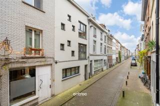 In het historische centrum van Gent, vlak achter het Sint-Elisabethbegijnhof, vinden we deze ruime en verzorgde studio.<br />De studio bevindt zich in een rustig straatje dat enkel toegankelijk is voor plaatselijk verkeer.<br />Het pand is gelegen in een kleinschalige en rustige residentie.<br /><br />Als troef heeft deze studio een fietsenberging in het gebouw.<br /><br />Huur: €740 euro<br />Gemeenschappelijke kosten: €25 gemeenschappelijke kosten<br /><br />Wenst u meer info of een bezoek?<br />Bel Mathieu op 0474/74.64.04