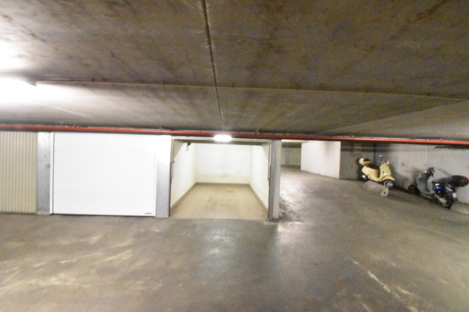 Gesloten garagebox op wandelafstand van de Zeedijk gelegen op de Jozef Nellenslaan. - foto 3