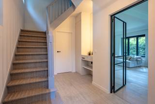 Stijlvol charmant - gerenoveerde high-end villa met 4 slaapkamers midden het "Koningshof" op een perceel van 1026m². <br /><br />gelijkvloers: inkomhal met vestiaire en apart gastentoilet. Middels een smeedijzeren deur betreedt u de royale zithoek dewelke verder uitloopt naar de eetkamer en open leef-keuken met open zicht naar de tuin. Verder (naast de keuken) nog een bureelruimte/leeshoek of speelruimte met tevens zicht op groen. Via de keuken is er toegang naar de vestiaire en de ruime berging/wasruimte. <br /><br />VD1: master - bedroom (19m²) met aanpalende badkamer (dubbele wastafel voorzien van maatwerk, ligbad en douche), tweede slaapkamer (12m) en verder een aparte douchekamer. <br /><br />VD2: derde slaapkamer (13m²) en vierde slaapkamer/bureelruimte (12,5m²).<br /><br />Verder is de woning voorzien van een omheining, een automatische toegangspoort en ruime garage met automatische sectionaal poort.<br /><br />bijzonderheden: totaalrenovatie werkelijk van A tot Z volgens de letter van de kunst - bijna alle ruimtes zijn voorzien van maatwerk - nieuw rieten dak door Ibens riet specialist - vloerverwarming - ramen / elektriciteit / riolering / sanitair / cv installatie... werkelijk alles werd gerenoveerd! <br /><br />Wenst u meer informatie en/of een bezoek over deze werkelijk instapklare villa: info@accentvastgoed.be of 03/288.34.70.