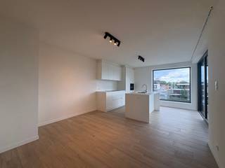 Vraag uw bezoek aan via immodavinci.be<br /><br />Ligging<br /><br />Dit stijlvolle nieuwbouwappartement is uitstekend gelegen in Zwijnaarde, op een strategische locatie nabij het Technologiepark, UZ Gent en AZ Maria Middelares. Dankzij de nabijheid van openbaar vervoer, de E40, E17, R4 en andere belangrijke invalswegen geniet u van een vlotte bereikbaarheid. Winkels en dagelijkse voorzieningen bevinden zich eveneens in de directe omgeving.<br /><br />Indeling<br /><br />De ruime leefruimte baadt in het natuurlijke licht dankzij de grote raampartijen en biedt vrij uitzicht op het omliggende groen. De volledig uitgeruste keuken is voorzien van kwalitatieve, volwaardige toestellen en sluit naadloos aan op de leefruimte.<br /><br />Verder beschikt het appartement over twee ruime slaapkamers, een moderne badkamer en een praktische berging in het appartement. Vanuit de keuken heeft u toegang tot een aangenaam westgericht terras, waar u volop kunt genieten van de namiddag- en avondzon.<br /><br />Op technisch vlak is het appartement uitgerust met vloerverwarming via een warmtepomp, die in de zomer ook kan koelen. Daarnaast zijn er zonnepanelen en een ventilatiesysteem D. Het appartement wordt volledig geschilderd opgeleverd en is voorzien van alle verlichtingsarmaturen.<br /><br />Bij te huren staanplaats: 85 EUR. <br /><br />Troeven<br /><br />EPC A (E-30)<br />2 ruime slaapkamers<br />Grote raampartijen met vrij uitzicht op groen<br />Westgericht terras<br />Warmtepomp<br />Zonnepanelen en ventilatiesysteem D<br /><br />Vrij vanaf 1 september