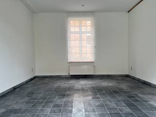 Charmante, leuke woning te huur op het Begijnhof van Diest, Engelen Conventstraat 26.<br /><br />De woning bestaat uit 3 verdiepen met een gezellige stadstuin en heeft een bewoonbare oppervlakte van +/- 180m².<br /><br />Indeling van de woning :<br />inkomhal<br />kelder<br />woonkamer<br />eetkamer<br />keuken<br />berging<br />tuin<br />tussenverdiep met toilet<br />1ste verdiep : 2 slaapkamers, dressing en badkamer<br />2de verdiep : grote open ruimte<br /><br />Staanplaats voorzien op het Begijnhof<br />CV op gas<br />EPC : 304, label D<br /><br />Huurprijs : 1.350 €<br /><br />Wenst u graag uw nieuwe thuis te maken op het charmante Begijnhof van Diest, gelieve dan kan u via onze site www.alvast.be een aanvraag te plaatsen voor een bezichtiging.