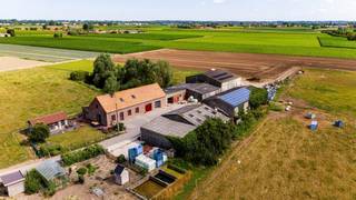 De hoeve is mooi alleen gelegen in open landschap tussen Handzame en Kortemark.<br />De hoeve is vergund voor landbouw (groenten+ rundvee) met bedrijfswoning en ruime loodsen.<br />Samen met de aanpalende weide is ze gelegen op een mooi rechthoekig perceel van 2 ha 15 are.<br />In de buurt van de hoeve is nog een weide van 65 are.