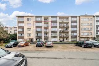 RUIM INSTAPKLAAR  APPARTEMENT MET 3 SLAAPKAMERS EN GARAGE <br /><strong>3 de verd.met lift </strong>slechts 1 appartement per verdiep<br />hal, dub.glazen deur naar vrij ruime L-vormige living met veel lichtinval, zeer mooie en praktische keuken   in cottage stijl met eethoek, terras, berging, nette badkamer met inloopdouche, 3 slaapkamers  ( in elke kamer kan een tweepersoonsbed in ) waarvan 1 met volledig ingemaakte prachtige dressing in landelijke stijl , 2 de terras<br />op gelijkvloers grote privé bergkast, fietsenberging en<strong> garage </strong>( in prijs inbegrepen)<br />EPC 145  <br />GERENOVEERDE LIFT - NIEUWE VIDEOPHONE - RECENTE C.V KETEL - BRANDDEUR - DAK VERNIEUWD - GARAGE MET STROOM - GEEN SYNDICUS ( er word maandelijks 100 euro gespaard voor eventuele komende werken ) 