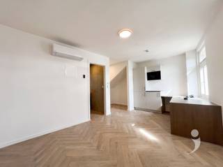<p><span>Découvrez cette chambre d'étudiant moderne située dans la Vaartstraat, au cœur de Louvain. Le bâtiment a été entièrement rénové avec des matériaux durables et répond aux normes actuelles de confort et d'efficacité énergétique.</span></p><p><span> </span></p><p><span>La chambre est située au 1er étage et est équipée d'une pompe à chaleur air-air économe en énergie pour le chauffage en hiver et la climatisation en été. Elle est vendue entièrement meublée et dispose d'un sommier, d'un bureau avec chaise, d'une armoire encastrée, d'un rideau et d'un bloc petit-déjeuner pratique avec four à micro-ondes et réfrigérateur. En outre, la chambre dispose de sa propre salle de bains, ce qui garantit un confort et une intimité optimaux. Des toilettes communes se trouvent dans le hall.</span></p><p><span> </span></p><p><span>Le bâtiment dispose d'une cuisine commune entièrement équipée. Il y a également un jardin de ville agréable avec une terrasse, idéal pour se détendre.</span></p><p><span> </span></p><p><span>Grâce à sa situation centrale, les campus, les magasins et les restaurants sont accessibles à pied, ce qui en fait une base idéale pour les étudiants et un investissement intéressant.</span></p><p><span> </span></p><p><span>Les photos du site'proviennent de propriétés de référence et servent à illustrer le niveau de finition et l'atmosphère.</span></p><p><span> </span></p><p><span> </span></p><p><span>Intéressé(e) ? Contactez-nous au 016 15 31 15 ou à info@immolivit.be</span></p><p><span> </span></p>