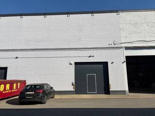 Gelegen binnen een beveiligd en vlot bereikbaar geheel, biedt dit onafhankelijk depot een totale oppervlakte van ongeveer 270 m² en een functionele ruimte die perfect geschikt is voor opslag of lichte logistieke activiteiten.<br /><br />Het gebouw beschikt over een gemakkelijke toegang en een eenvoudige indeling waardoor de ruimtes onmiddellijk en efficiënt kunnen worden benut.<br /><br />Indeling van de ruimtes:<br />✅ Kantoor: 49 m²<br />✅ Depot 1: 73 m²<br />✅ Depot 2: 60 m²<br />✅ SAS 1: 35 m²<br />✅ SAS 2: 43 m²<br /><br />Een ideale oplossing voor een zelfstandige of kleine onderneming die op zoek is naar een flexibele en toegankelijke opslagruimte.<br /><br />📞 Meer informatie via +32 493 43 59 31 en bezoek op aanvraag