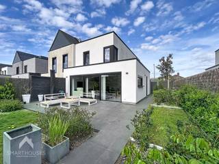 Kwalitatief afgewerkte woning op 346m² met een centrale locatie bestaande uit een inkomhal met ingemaakte vestiaire en afzonderlijk toilet,...