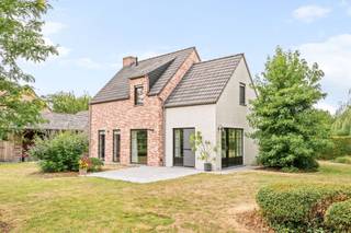 Tucked away on a quiet cul-de-sac, on the language border in Escanaffles and right next to Avelgem, you’ll find this detached home that effortlessly combines rustic charm with modern living comfort. Thanks to the excellent transportation links, you can also reach Tournai, Ronse, and Oudenaarde in no time.The home is finished in an authentic parsonage style with high-quality, contemporary furnishings. The entryway leads into the light-filled living area, where large windows offer a beautiful view of the landscaped garden. The open, fully equipped kitchen flows seamlessly into the living room and forms the heart of the home.Upstairs, there are three full-sized bedrooms, an additional hobby room or home office, and a spacious bathroom equipped with a bathtub, shower, and sink. There is also a practical attic that provides extra storage space.Outside, you can enjoy the well-maintained garden in peace and quiet, featuring a sunny, south-facing terrace and a second, partially covered terrace where you can relax comfortably year-round. The garden shed provides additional storage space. The fully enclosed lot is accessible via an automatic gate and features ample parking, including two carports.This move-in-ready home is the ideal place for those seeking peace, space, and excellent accessibility, without compromising on comfort or style.For more information or to schedule a visit: wim@immobeguin.beFor sale through Immo Beguin, your real estate expert since 2009, with offices in Ronse, Deinze, Waregem, Kortrijk, Nieuwpoort, Tournai, Lessines, and Mouscron.