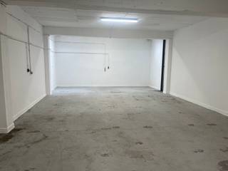 Te Huur: Magazijnruimte van 100 m² in 2060 Antwerpen – Topligging nabij het stadscentrum<br /><br />Gelegen in de Samberstraat te Antwerpen, bevindt zich een gebouw met een ruim magazijn voorzien van eventueel opdeelbare opslagruimtes. De magazijn is toegankelijk via een automatische garagepoort van 2,45m lang en 3m breedt en is ideaal voor diverse bedrijfsactiviteiten.<br /><br />Het pand is strategisch gelegen vlak bij het centrum van antwerpen en in de buurt van verschillende belangrijke wegen. <br /><br />Het pand kan dienen als loods of magazijn voor de bedrijfsvoering, maar biedt tevens de mogelijkheid tot verhuur als parkeerruimte, opslagruimte voor goederen en/of als atelierruimte.<br /><br />Het gebouw is vlot bereikbaar, zowel voor personen- als goederenverkeer, en bevindt het zich in de nabijheid van alle belangrijke voorzieningen.<br /><br />Beschikbaar:<br /><br />Totale oppervlakte: 100 m²<br /><br />Geschikt als loods, magazijn, atelierruimte of parkeer- en opslagplaats<br /><br /><br /><br />Voor meer informatie of een bezoek ter plaatse kunt u gerust contact opnemen met Sigalit via sigalit@reds.be of via 0475668474.